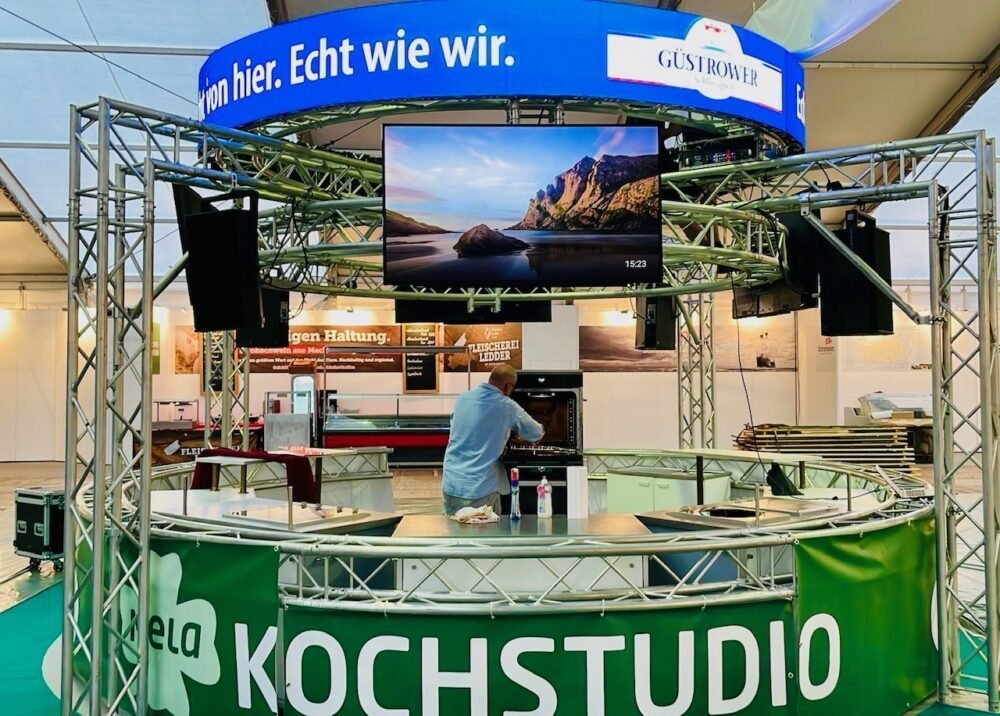 Curved LED-Videowände mieten in Wismar, Schwerin, Rostock